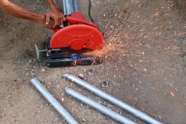 Yerel işçi elektrik dairesel makine ile 