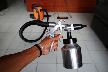 Elektrik püskürtücü ahşap duvar ile.