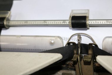 Sayılar bir daktilo kağıt üzerinde.