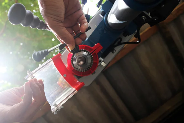 Trabajador con máquina de prensas de perforación para la industria — Foto de Stock