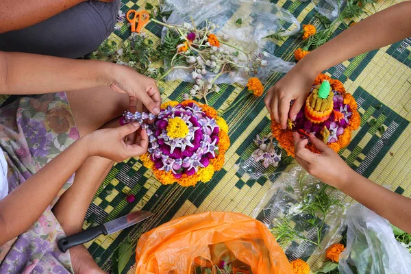 Местные жители делают чашу с цветами — стоковое фото