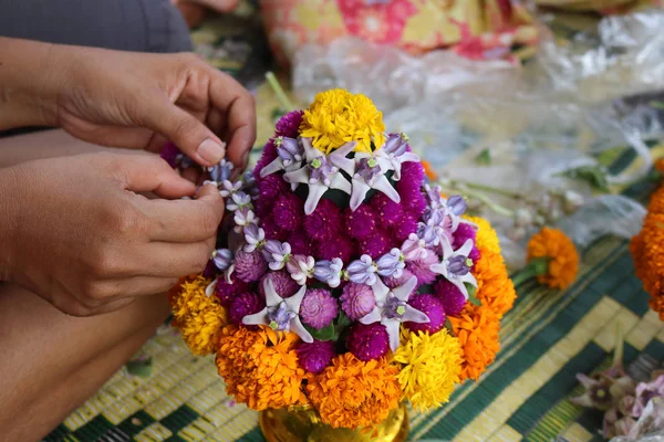 Местные жители делают чашу с цветами — стоковое фото