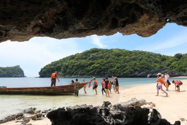 Adanın etrafında uzun kuyruk tekne gezisi turist