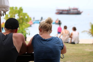 Sahilde zevk turist çiftler.