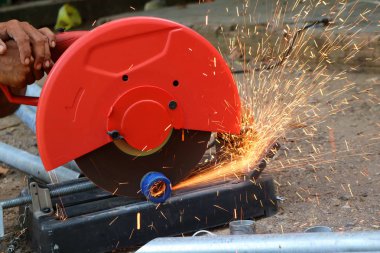 Yerel işçi elektrik dairesel makine ile 