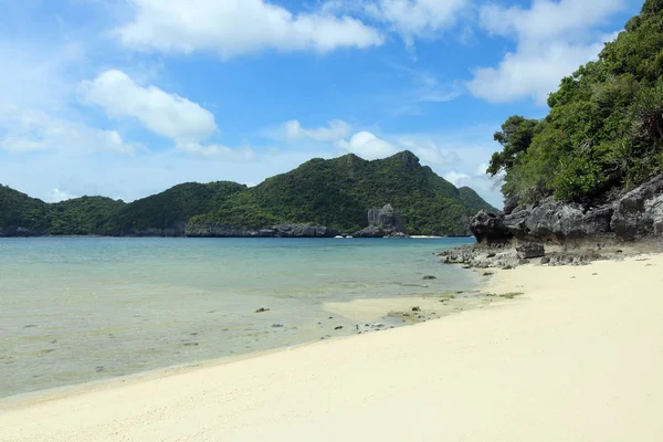 Spiaggia di sabbia bianca a Ang Thong Island — Foto Stock