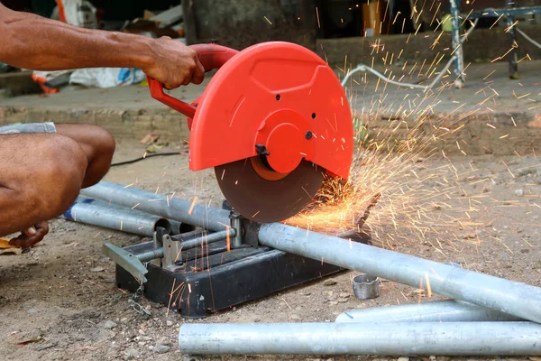 Trabalhador local com máquina de corte de aço — Fotografia de Stock