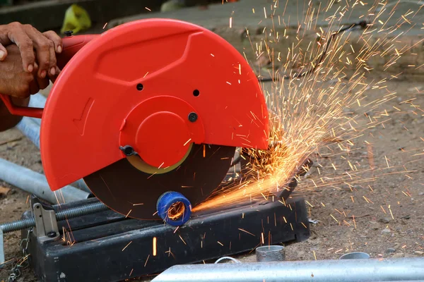 Yerel işçi elektrik dairesel makine ile 