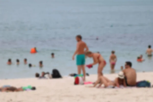 Toeristen ontspannen op het strand, reizen op de eilanden — Stockfoto