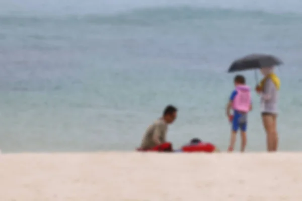 Chinese toeristen familie ontspannen op het strand — Stockfoto