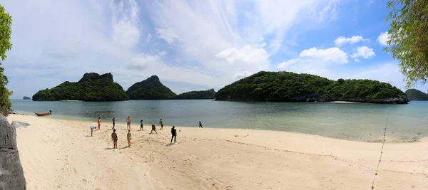 Groupes touristiques, les adolescents jouent au football sur la plage de sable blanc — Photo