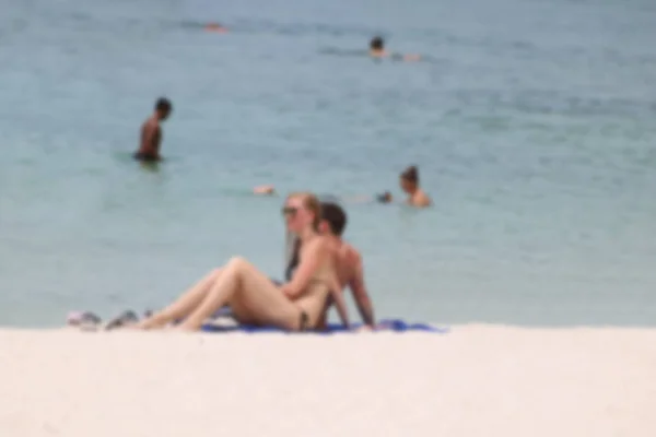 Paar zijn vakantie en ontspannen op het strand — Stockfoto