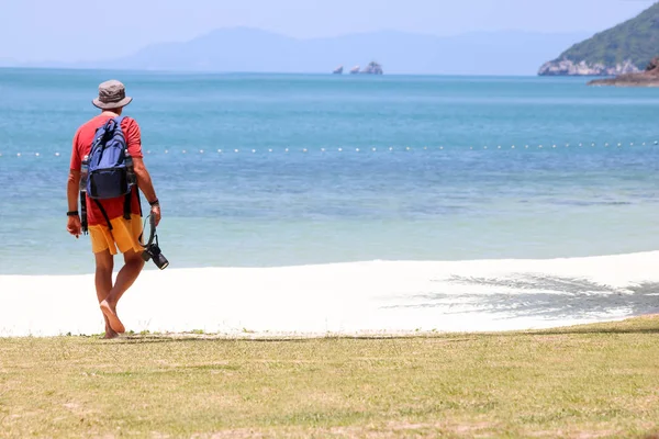 코코넛 해변에서 카메라와 함께 여행 남자 — 스톡 사진