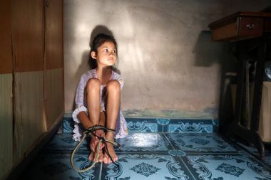 Taylandlı kız elinde ip bağladılar.