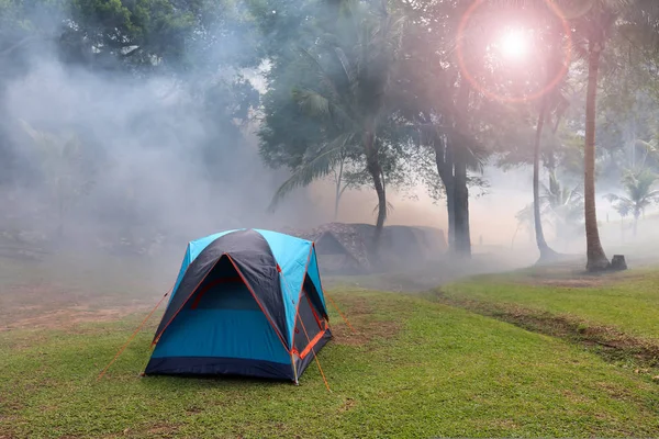 Acampar com nevoeiro da manhã e neblina na praia de coco — Fotografia de Stock