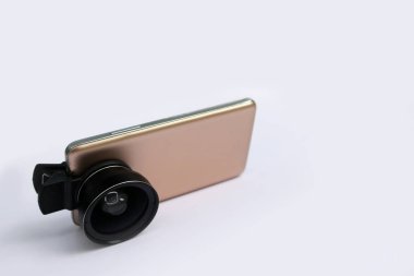 Beyaz arka plan içinde hareket eden telefon ile klip lens.