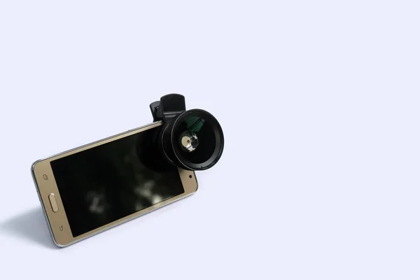 Lens klip z telefonów komórkowych w tle. — Zdjęcie stockowe