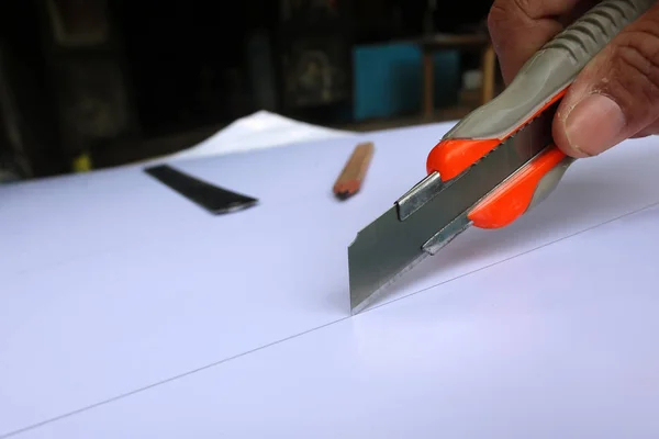 Cortador de cuchillos cortado en las líneas — Foto de Stock