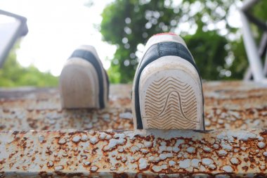 Doğa iz bahçesinde bir merdiven ile ayakkabı 