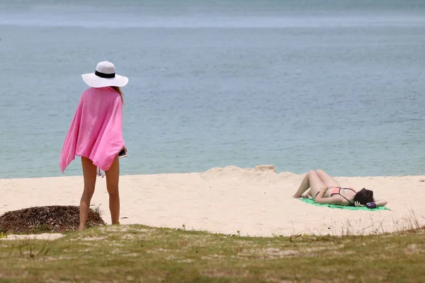 Aziatische en Europese toeristen meisjes ontspannen op het strand — Stockfoto