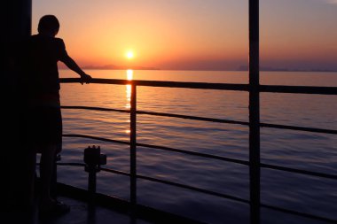 Deniz ile mor gökyüzü günbatımı güneş ışığı yansıtan 