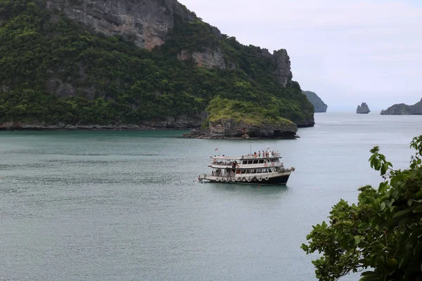 Paseos en barco para visitar la isla de tanga Ang en Tailandia . — Foto de Stock