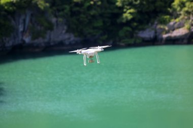 Yeşil göle uçan robot kamera