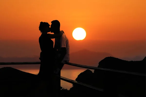 Silhouet romantisch paar kussen op de top van de berg — Stockfoto