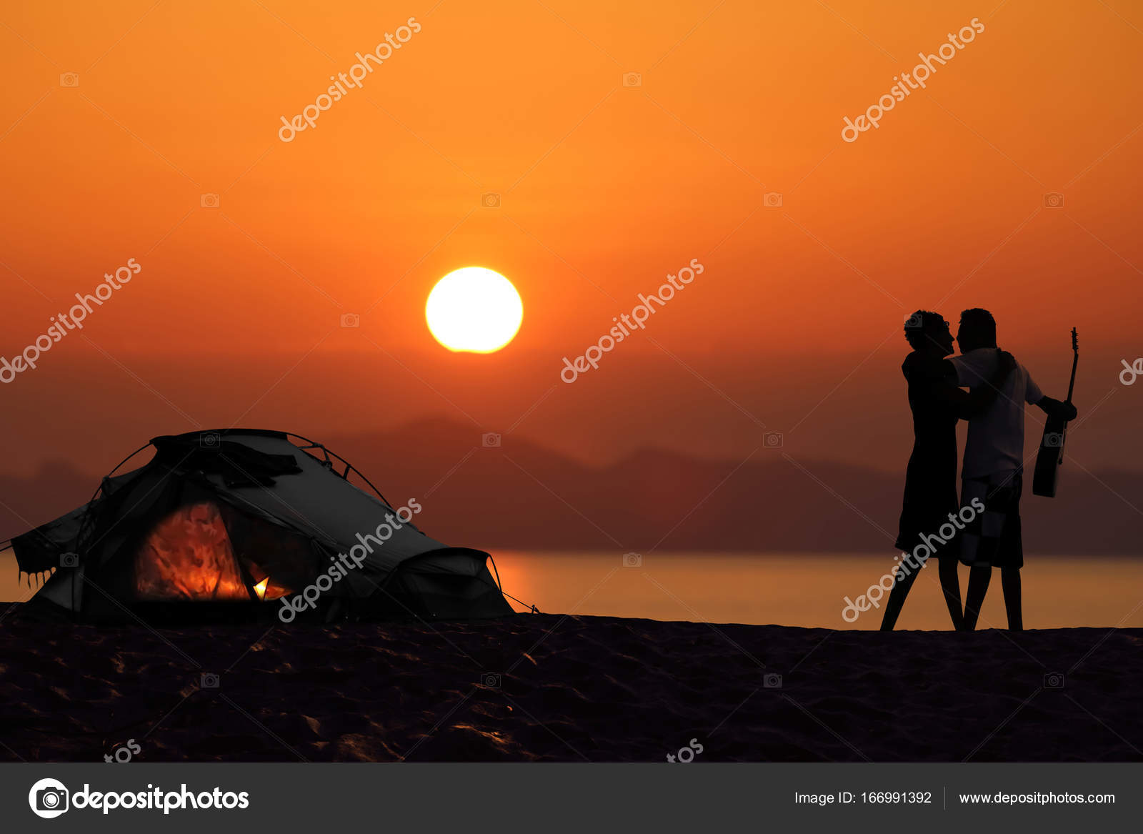 Couple Romantique Silhouette Camping Avec Des Tentes Sur La