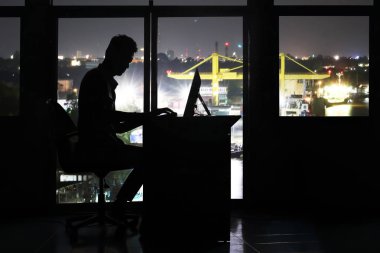 Ofiste bir bilgisayarda çalışma gece iş adamı.