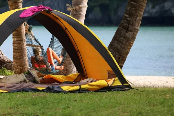 Camping na plaży, relaks na hamaku w pobliżu namiotu dziewczyna — Zdjęcie stockowe