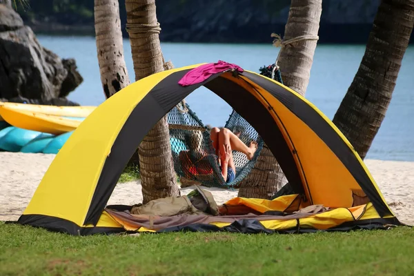 캠핑, 텐트와 코코넛에 해먹 편안한 여자 — 스톡 사진