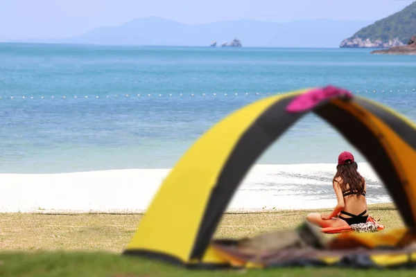 Teen flicka i bikini camping och avkopplande, tält på stranden — Stockfoto