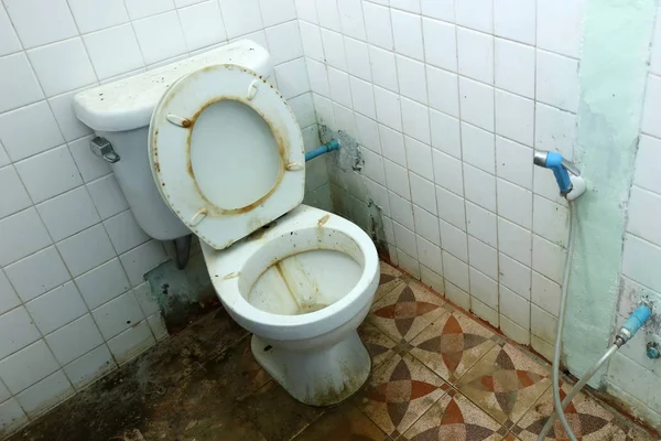 Брудні старі туалети і ванні кімнати — стокове фото
