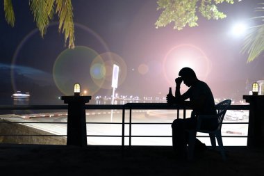Siluet üzgün adam gece ışık barda bira içmek 