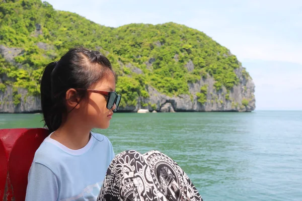 Chica asiática sentada en un barco con vistas de la naturaleza del océano . —  Fotos de Stock