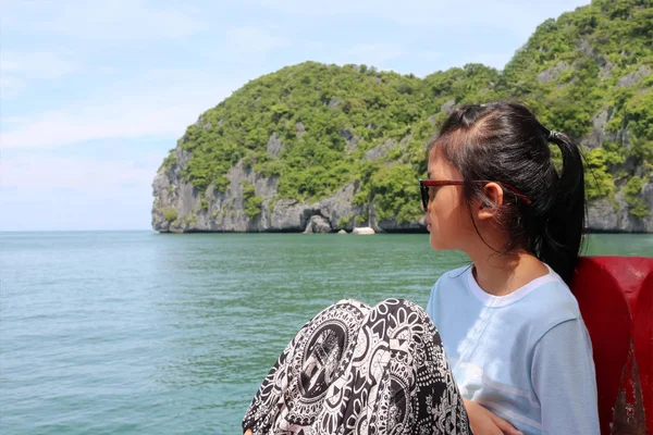 Ázsiai lány ül egy hajó a természet kilátás nyílik a szigetek — Stock Fotó