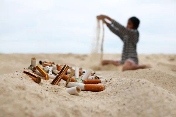 Sigara ve tütün kül tablası sahilde — Stok fotoğraf