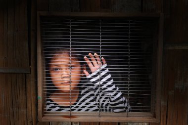 İçinde belgili tanımlık kafes, insan kaçakçılığı Asyalı kız.