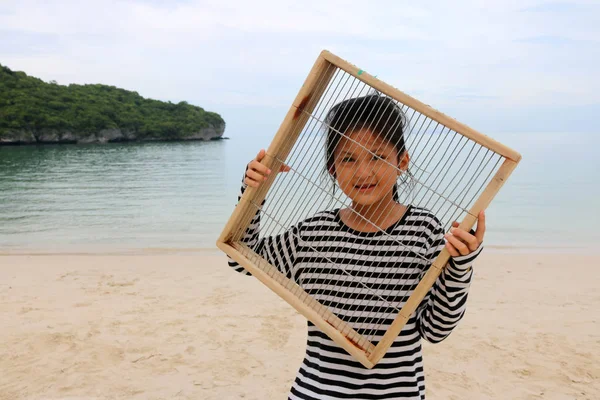 Ázsiai lányok acél hálós keret a strandon — Stock Fotó