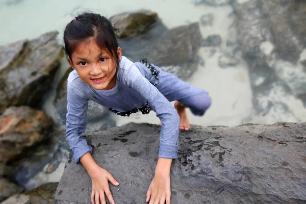 Asian girl children doing rock climbing with free hand — Stock Photo, Image