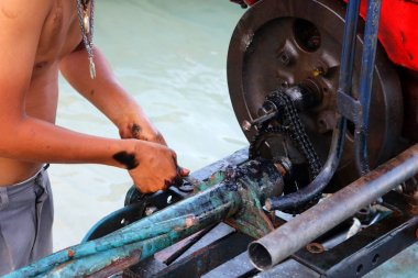 Erkekler için uzun kuyruk tekne adapte motorları tamiri. 