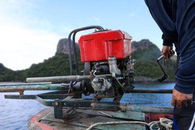 Adam Tayland'da uzun kuyruk tekne dizel motor başlatmak.