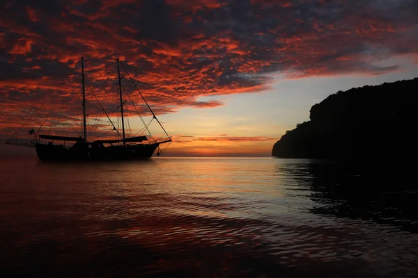 Velero en el mar con puesta de sol cielo rojo —  Fotos de Stock