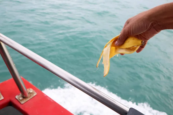 El tekne denize çöp atma