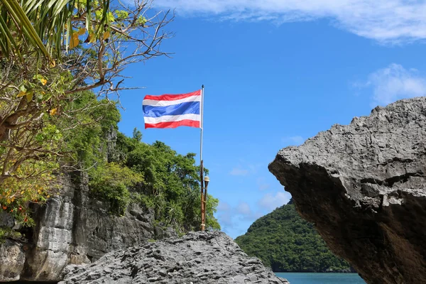 Le drapeau du pays de Thaïlande sur la pierre sur la plage — Photo