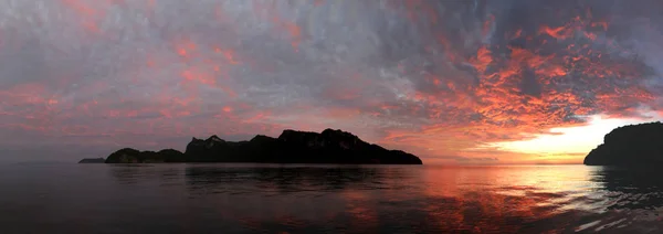 Vistas panorámicas de la isla del archipiélago con puesta de sol de cielo rojo —  Fotos de Stock