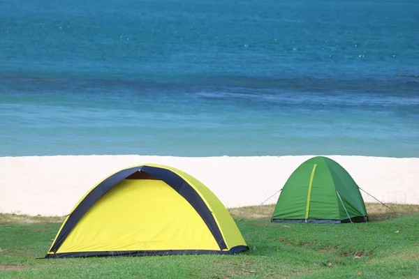 Camping na biały piasek plaży z tle ocean — Zdjęcie stockowe