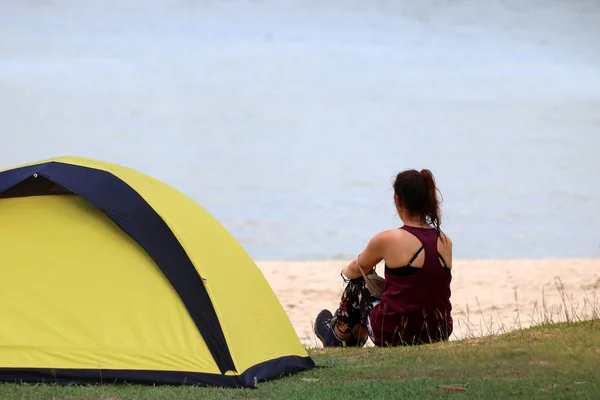 Campeggio sulla spiaggia di sabbia bianca con donna rilassante sfondo — Foto Stock