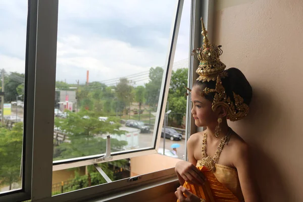Gadis Asia mengenakan kostum tradisional Thailand — Stok Foto